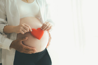 怀孕了女人与丈夫家庭怀孕和为人父母概念