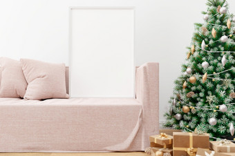室内墙模拟与垂直白色<strong>海报照片</strong>框架沙发上和圣诞节<strong>树</strong>和装饰的生活房间呈现