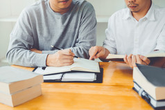 高学校大学学生研究和阅读在一起图书馆