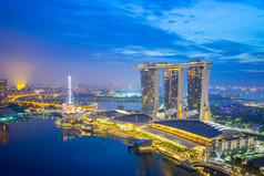视图新加坡城市天际线晚上