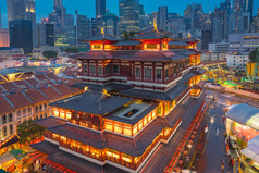 新加坡城市天际线与视图佛牙遗迹寺庙晚上新加坡