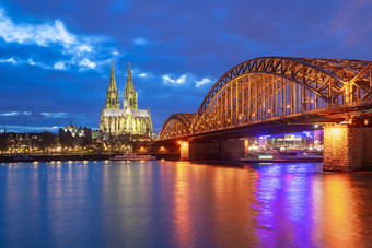 霍亨索伦桥与科隆大教堂晚上科隆城市德国