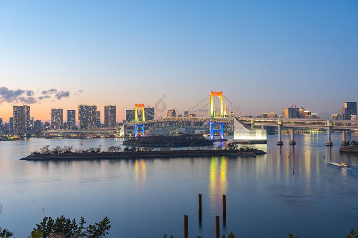 东京湾晚上与视图彩虹桥东京城市日本图片