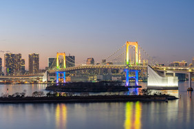 东京湾晚上与彩虹桥东京日本