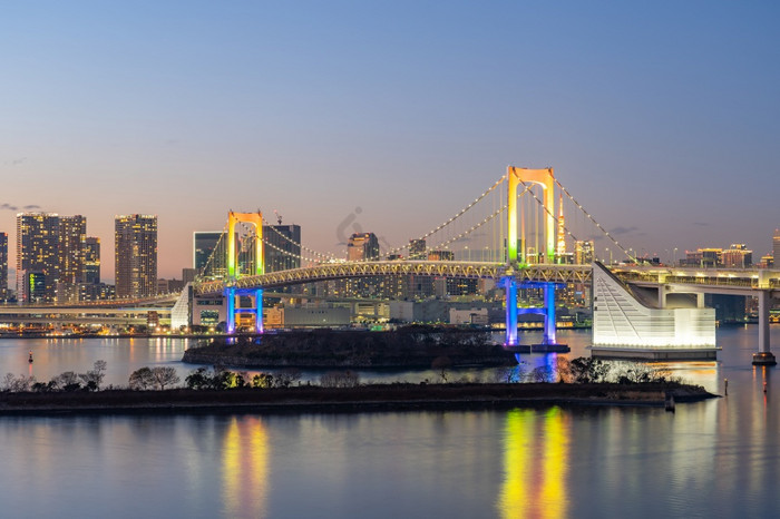 东京湾晚上与彩虹桥东京日本图片