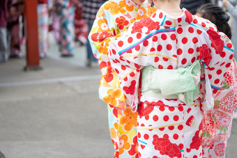 年轻的女孩穿日本和服站前面浅草寺寺庙东京日本和服日本传统的服装的词和服哪一个实际上意味着事情穿