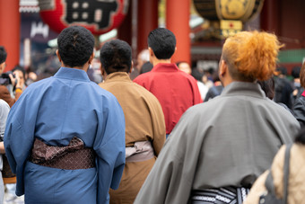 年轻的女孩穿日本<strong>和服</strong>站前面浅草寺寺庙东京日本<strong>和服</strong>日本传统的服装的词<strong>和服</strong>哪一个实际上意味着事情穿