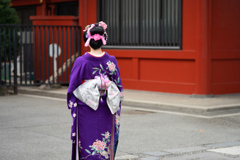 年轻的女孩穿日本和服站前面浅草寺寺庙东京日本和服日本传统的服装的词和服哪一个实际上意味着事情穿