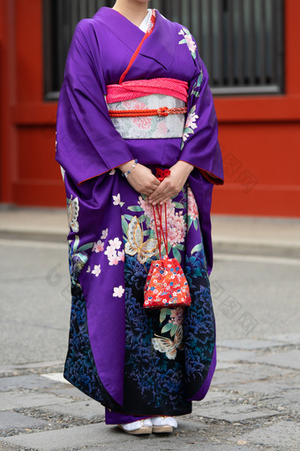 年轻的女孩穿日本和服站前面浅草寺寺庙东京日本和服日本传统的服装的词和服哪一个实际上意味着事情穿