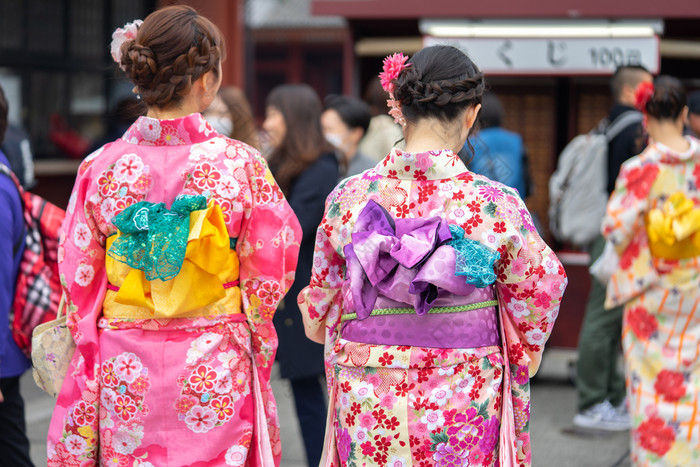 年轻的女孩穿日本和服站前面浅草寺寺庙东京日本和服日本传统的服装的词和服哪一个实际上意味着事情穿