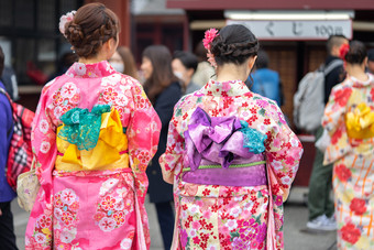 年轻<strong>的</strong>女孩穿日本和服站前面浅草寺寺庙东京日本和服日本<strong>传统的</strong>服装<strong>的</strong>词和服哪一个实际上意味着事情穿