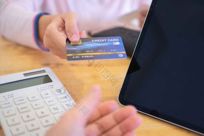 支付为货物支付为服务使用信贷卡片业务概念和电子钱使用