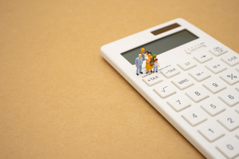 家庭微型人支付队列年度收入税为的一年计算器使用背景业务概念和金融概念与复制空间为你的文本设计