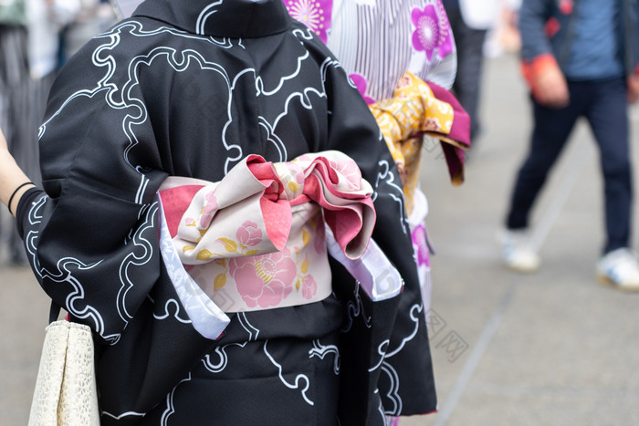 年轻的女孩穿日本和服站前面浅草寺寺庙东京日本和服日本传统的服装的词和服哪一个实际上意味着事情穿