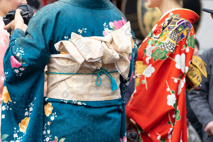 年轻的女孩穿日本和服站前面浅草寺寺庙东京日本和服日本传统的服装的词和服哪一个实际上意味着事情穿