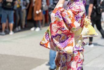 年轻的女孩穿日本和服站前面<strong>浅草寺寺</strong>庙东京日本和服日本传统的服装的词和服哪一个实际上意味着事情穿