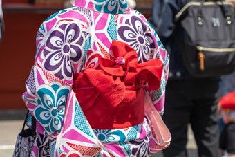 年轻的女孩穿日本和服站前面浅草寺寺庙东京日本和服日本传统的服装的词和服哪一个实际上意味着事情穿