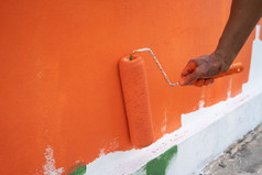 画家劳动油漆的墙使用油漆情节和辊概念工作劳动绘画建设和劳动一天