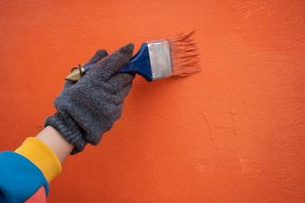 画家劳动油漆的墙使用油漆情节和辊概念工作劳动绘画建设和劳动一天