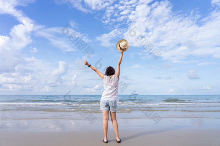 户外夏天肖像年轻的亚洲女人穿时尚的他和衣服站的海滩享受看视图海与蓝色的天空夏天假期