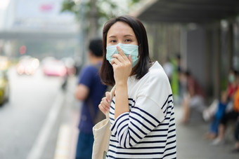 女人穿脸面具保护过滤器对空气<strong>污染</strong>穿面具保护<strong>污染</strong>反<strong>烟雾</strong>和病毒空气<strong>污染</strong>引起的健康问题环境<strong>污染</strong>概念