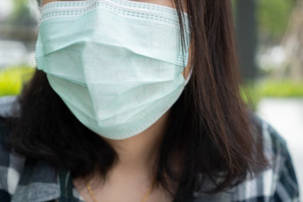女人穿脸面具保护过滤器对空气污染穿面具保护污染反烟雾和病毒空气污染引起的健康问题环境污染概念