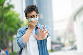 handsomeman穿脸面具保护过滤器对空气污染穿面具保护污染反烟雾和病毒空气污染引起的健康问题全球气候变暖概念