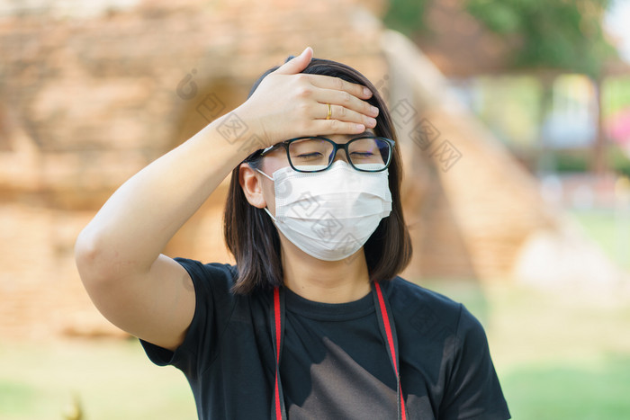 女人穿脸面具保护过滤器对空气污染穿面具保护污染反烟雾和科维德病毒空气污染健康问题环境污染概念