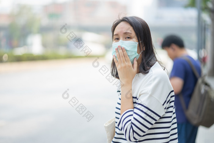 女人穿脸面具保护过滤器对空气污染穿面具保护污染反烟雾和科维德病毒空气污染健康问题环境污染概念