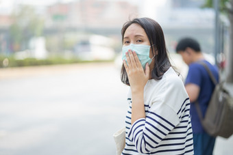 女人穿脸面具保护过滤器对空气污染穿面具保护污染反烟雾和科维德病毒空气污染健康问题环境污染概念