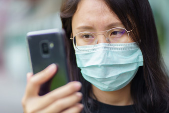 女人穿脸面具保护过滤器对空气污染穿面具保护污染反烟雾和科维德病毒空气污染健康问题环境污染概念