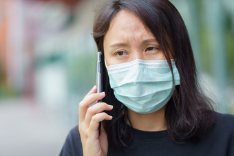 女人穿脸面具保护过滤器对空气污染穿面具保护污染反烟雾和科维德病毒空气污染健康问题环境污染概念