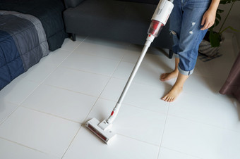 女仆清洁的房子拖把的地板上真空使用手持真空更清洁的<strong>消除细菌</strong>和病毒防止感染从触碰的概念清洁的房子做家务