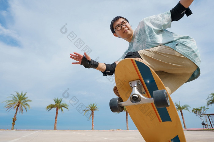 你好夏天冲浪者人亚洲有有趣的与冲浪板冲浪滑冰周围城市街道背景夏天一天免费的放松生活方式和千禧趋势概念
