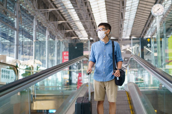 新正常的旅游穿脸面具旅行的机场<strong>新生活方式</strong>旅行后新冠病毒社会距离医疗保健系统保持安全和旅行泡沫概念