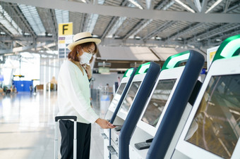 新正常的旅游穿脸面具旅行的机场新生活方式旅行后新冠病毒社会距离医疗保健系统保持安全和旅行泡沫概念