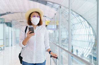 新正常的旅游穿脸面具旅行的机场<strong>新生活</strong>方式旅行后新冠病毒社会距离医疗保健系统保持安全和旅行泡沫概念