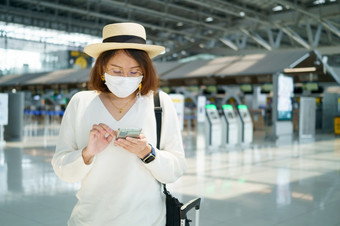 新正常的旅游穿脸面具旅行的机场新生活方式旅行后新冠病毒社会距离医疗保健系统保持安全和旅行泡沫概念