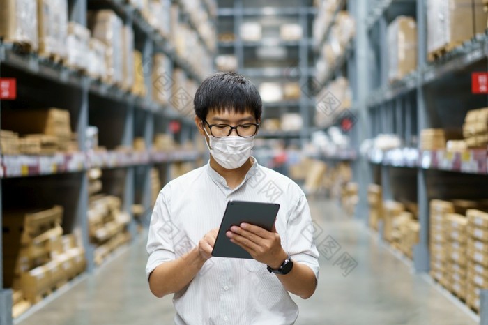 肖像亚洲但工作人员产品计数仓库控制经理站计数和检查产品的仓库