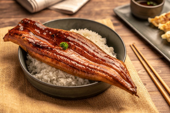 <strong>特写</strong>镜头日本烤鳗鱼服务在大米鳗鱼不集板日本食物餐厅表格
