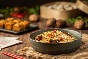 素食者面条自制的面条传统的亚洲即时面条餐与蘑菇和<strong>蔬菜</strong>搅拌解雇了菜亚洲食物前视图