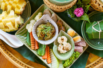 当地的传统北部泰国风格食物五月托克混合泰国厨房完整的集食物各种北东部泰国菜泰国食物概念
