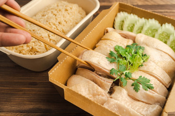 海南鸡大米新加坡鸡大米著名的新加坡食物和泰国食物黑暗木表格亚洲食物风格