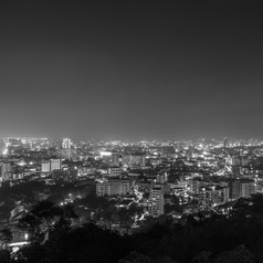 黑色的和白色城市景观的晚上与色彩斑斓的和的城市业务增长