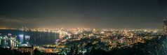 全景城市景观芭堤雅的晚上与色彩斑斓的和的城市业务增长