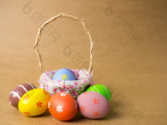 复活节鸡蛋篮子织木的正确的角落里棕色（的）背景复活节鸡蛋与棕色（的）背景鸡蛋是着色的节日复活节