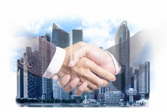 双曝光商人握手现代城市建筑金融区和商业业务伙伴关系成功的和战略计划概念