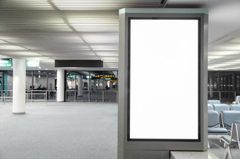 数字媒体空白广告牌的机场和背景模糊招牌为<strong>产品广告</strong>设计