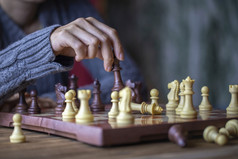 关闭拍摄手年轻的女人玩国际象棋为业务挑战竞争赢家概念