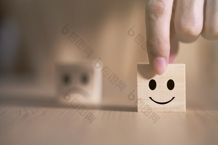 商人选择微笑表情符号图标脸快乐象征木块服务和客户满意度调查概念